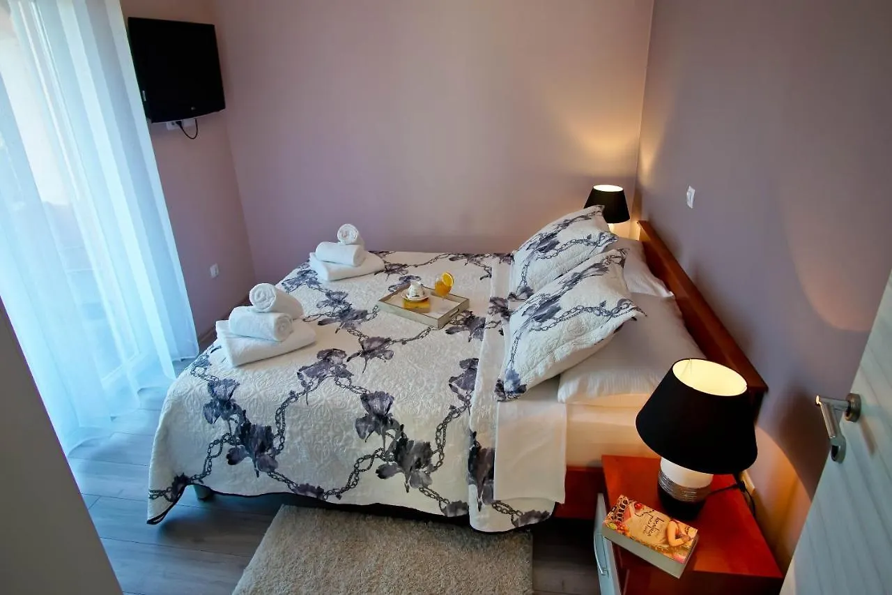 PUY House Monte Cherpo 0*,